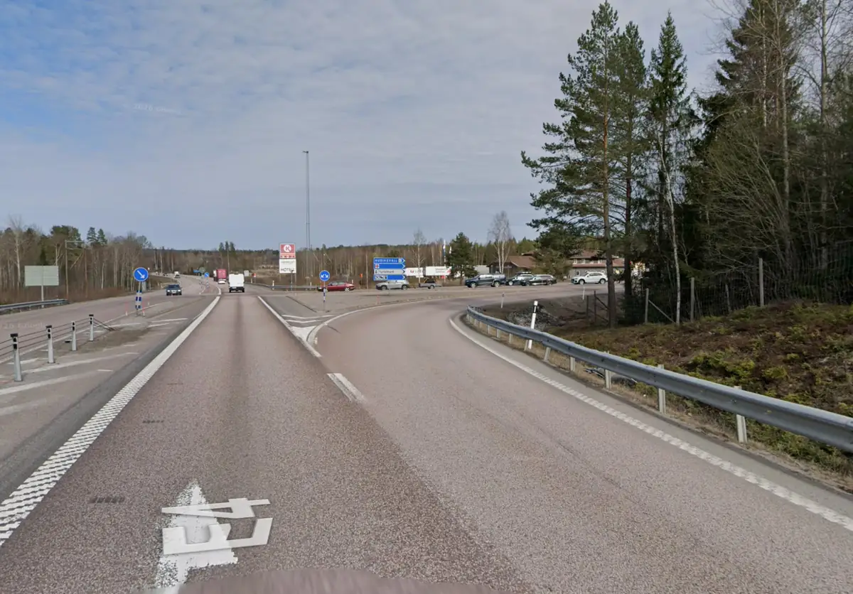 Infarten till Värdshuset från vägen.