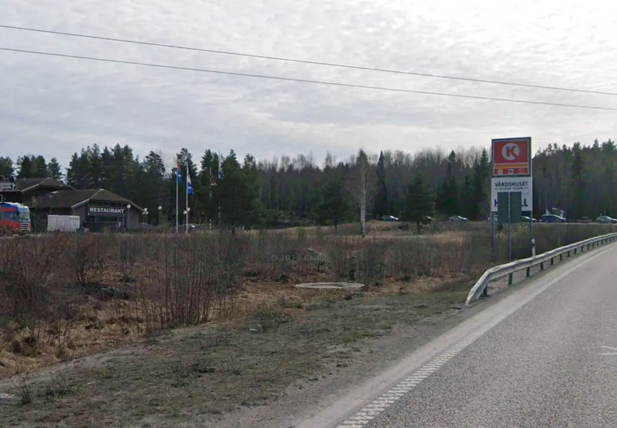 Värdshuset sett från vägen.