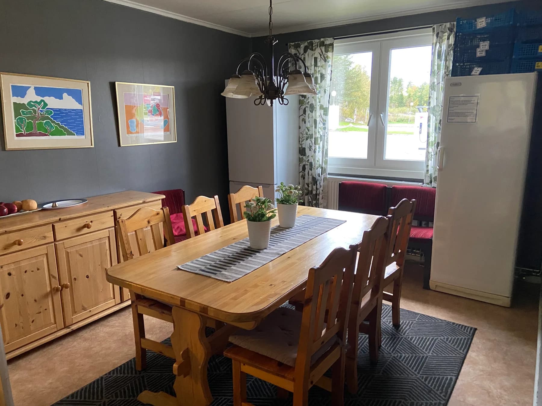 Gemensam matplats med bord och stolar i vandrarhemmet