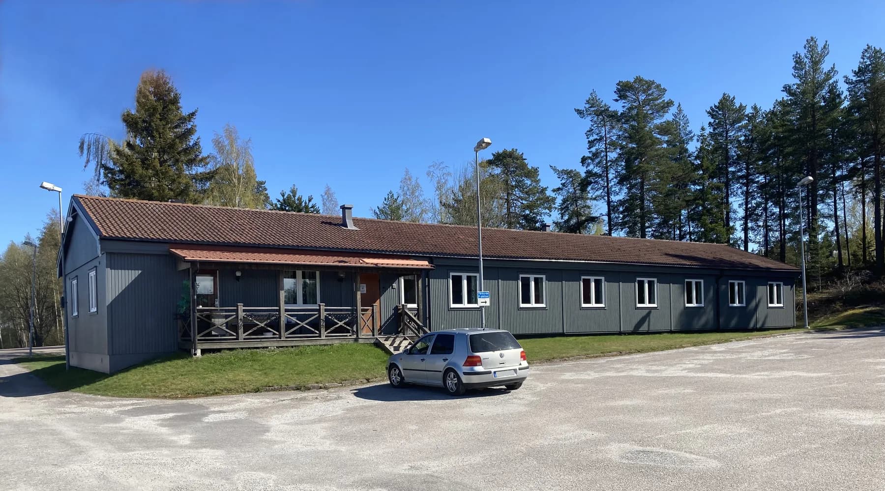 Vandrarhemmet från utsidan med parkering framför