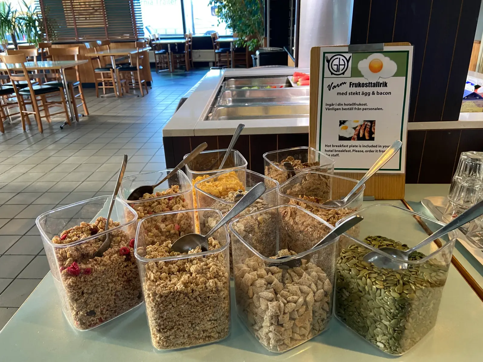 Frukostflingor och frukostbord i matsalen